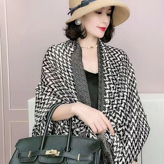 Дамски шал в черно-бял цвят