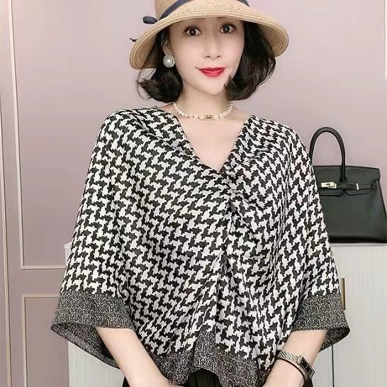 Дамски шал в черно-бял цвят