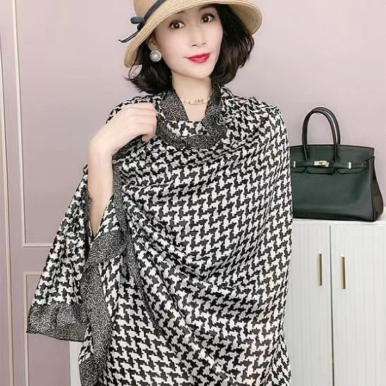 Дамски шал в черно-бял цвят