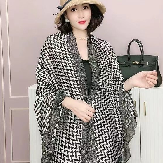 Дамски шал в черно-бял цвят