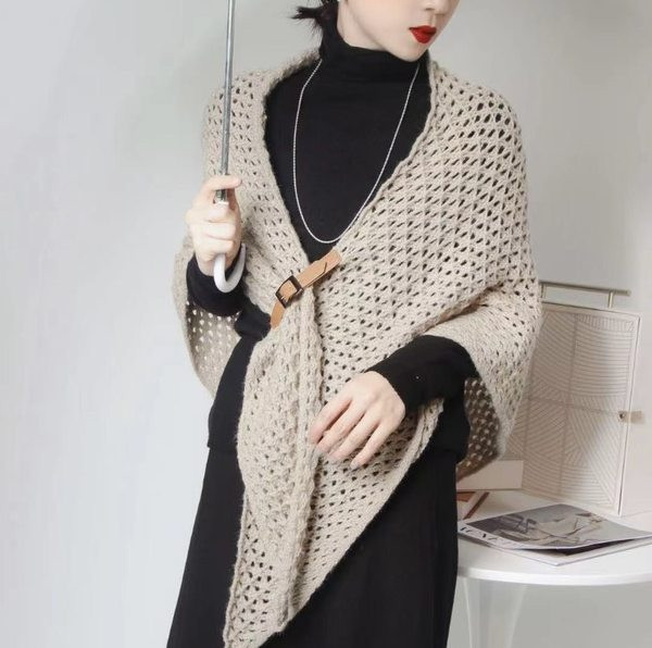 Modernus moteriškas megztas šalikas