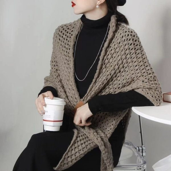 Modernus moteriškas megztas šalikas