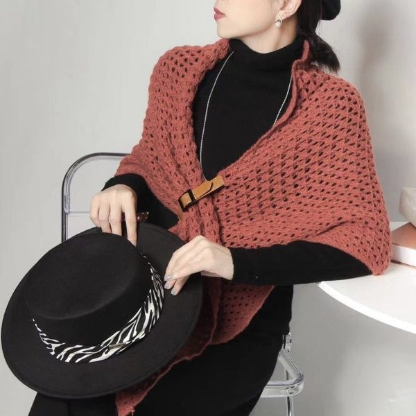 Modernus moteriškas megztas šalikas