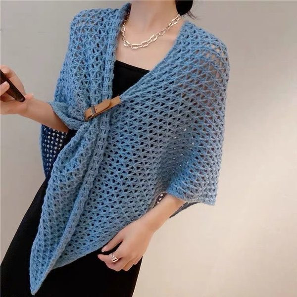 Modernus moteriškas megztas šalikas