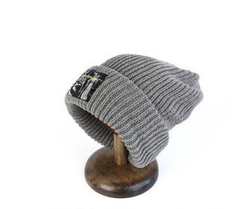 Πλεκτό γυναικείο καπέλο με στάμπα