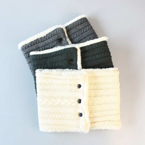 Дамски топъл шал тип яка с копчета