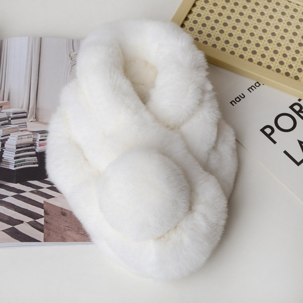 Стилен дамски пухен шал тип яка