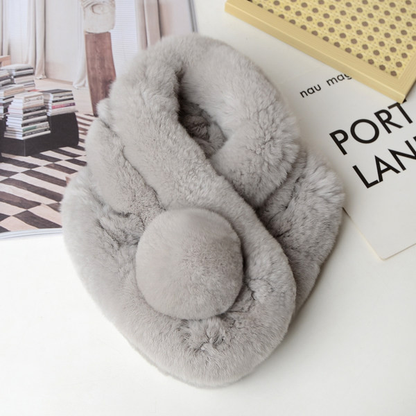 Стилен дамски пухен шал тип яка