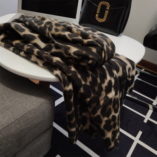 Ležerni ženski šal sa životinjskim printom