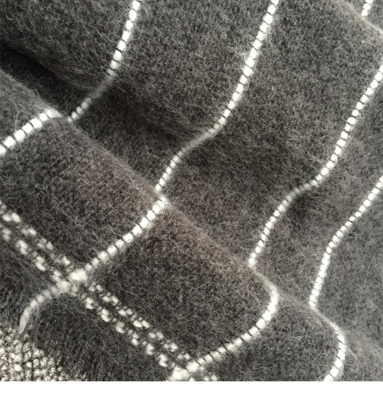 Γυναικείο ριγέ φουλάρι σε γκρι χρώμα