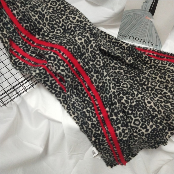 Модерен дамски шал с животински десен