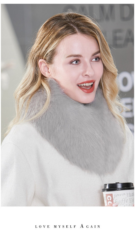 Актуален дамски пухен шал тип яка