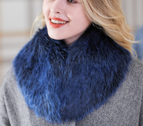 Актуален дамски пухен шал тип яка