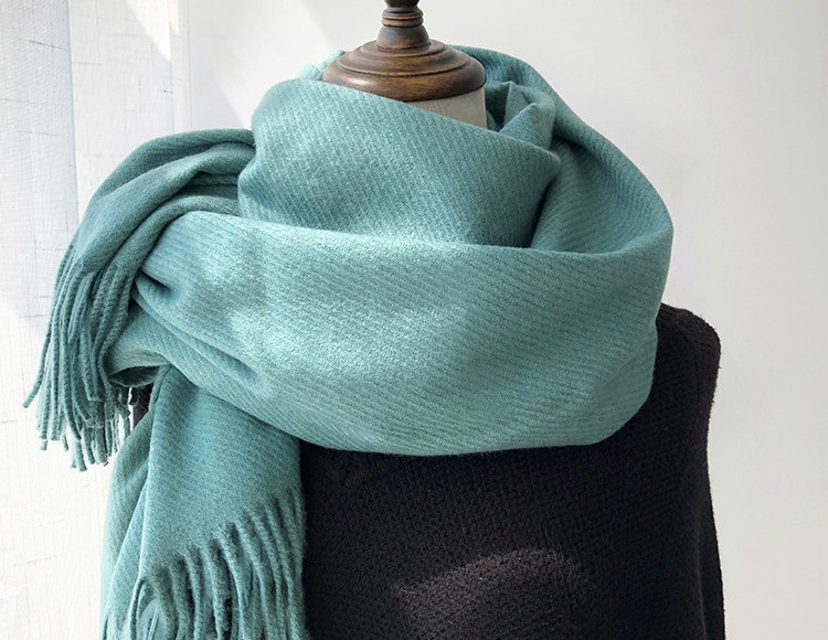 Γυναικείο χειμερινό μονόχρωμο κασκόλ με κρόσσια