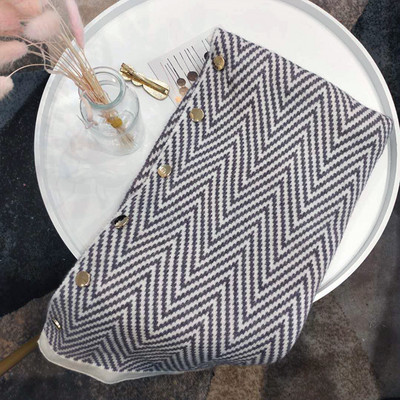 Есенно-зимен дамски шал с копчета в три цвята