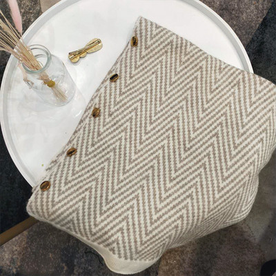 Есенно-зимен дамски шал с копчета в три цвята