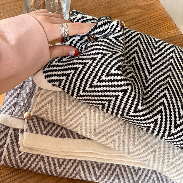 Есенно-зимен дамски шал с копчета в три цвята