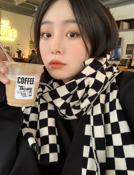 Γυναικείο καρό κασκόλ σε μαύρο και άσπρο χρώμα