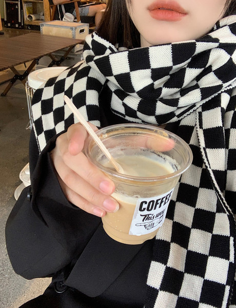 Γυναικείο καρό κασκόλ σε μαύρο και άσπρο χρώμα