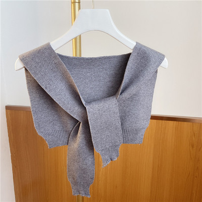Нов модел дамски плетен шал с издължена задна част