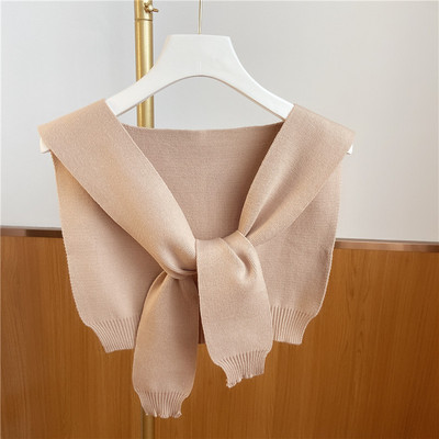 Нов модел дамски плетен шал с издължена задна част