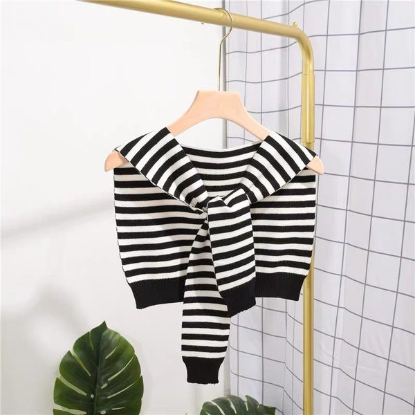 Нов модел дамски плетен шал с издължена задна част