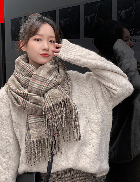 Γυναικείο  κασκόλ για το φθινοπώρο- και το χειμόνα με κρόσσια - μονόχρωμα και καρό