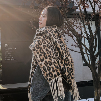 Ženski zimski šal s uzorkom leoparda