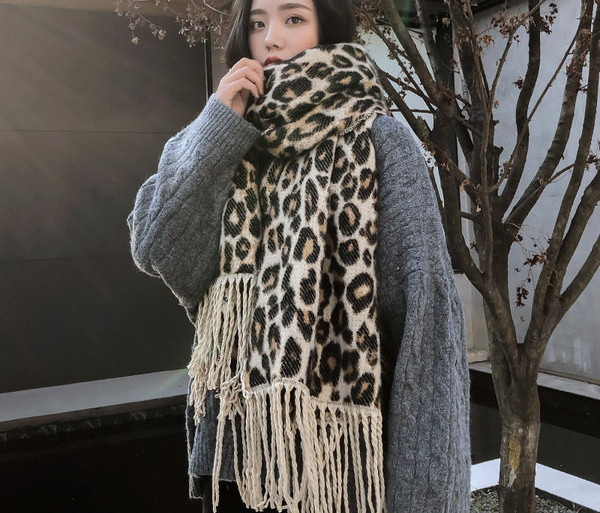 Ženski zimski šal s uzorkom leoparda