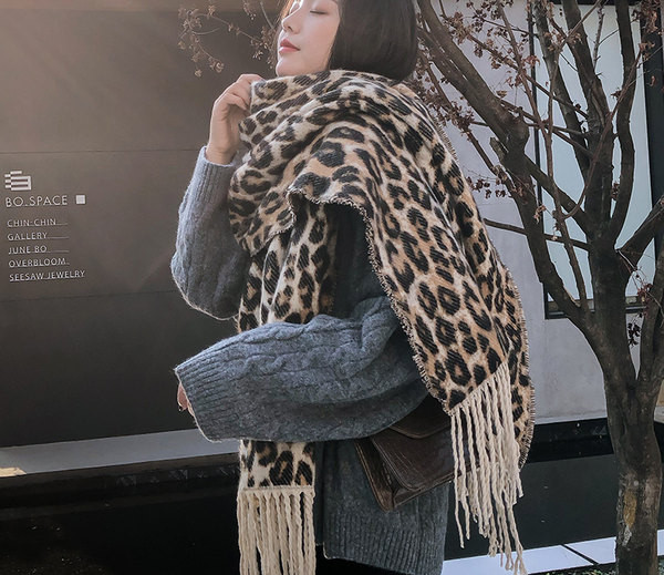 Ženski zimski šal s uzorkom leoparda