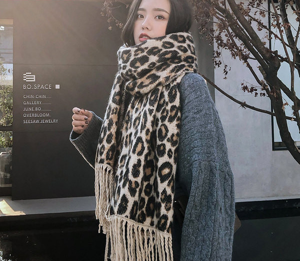 Ženski zimski šal s uzorkom leoparda