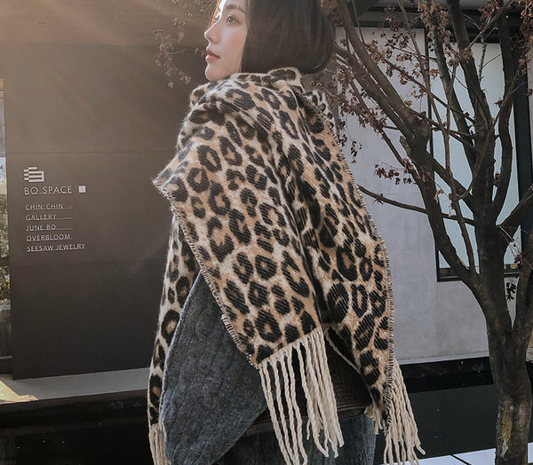 Ženski zimski šal s uzorkom leoparda