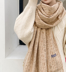 Moderan zimski šal sa grbom