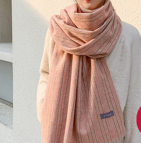 Moderan zimski šal sa grbom