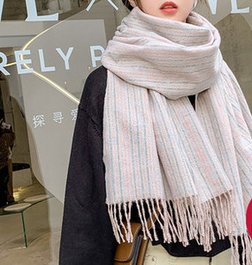 Moderan zimski šal sa grbom