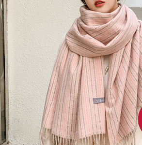 Moderan zimski šal sa grbom