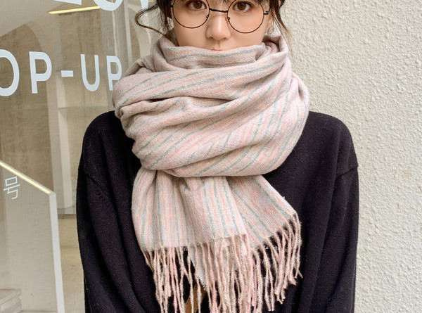 Moderan zimski šal sa grbom