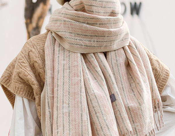 Moderan zimski šal sa grbom