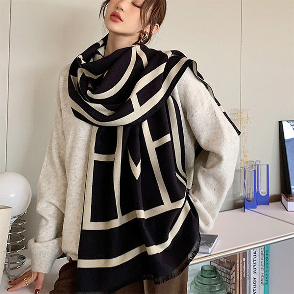Ženski zimski šal u crno-bijeloj boji