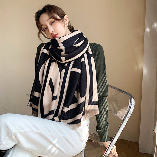 Ženski zimski šal u crno-bijeloj boji