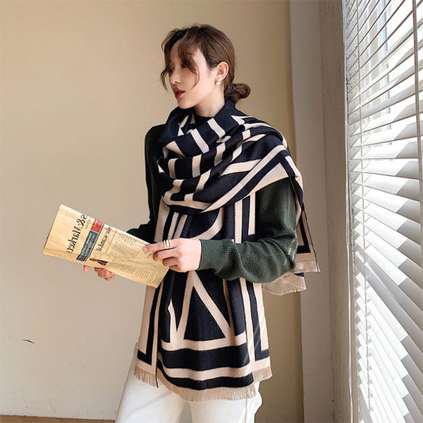 Ženski zimski šal u crno-bijeloj boji