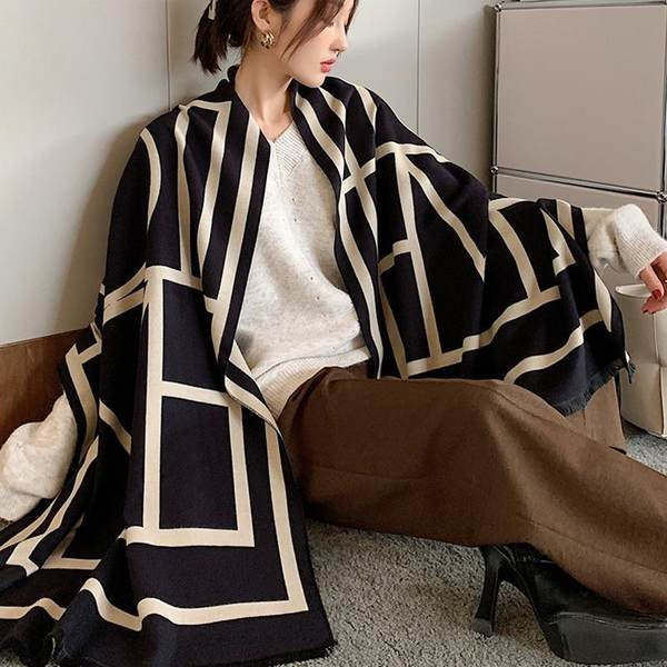 Ženski zimski šal u crno-bijeloj boji