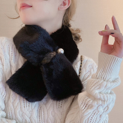 Γυναικείο γιακά-κασκόλ από τεχνητό πούπουλο με πέρλα