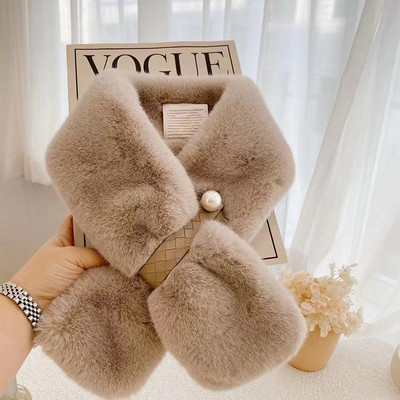 Γυναικείο γιακά-κασκόλ από τεχνητό πούπουλο με πέρλα