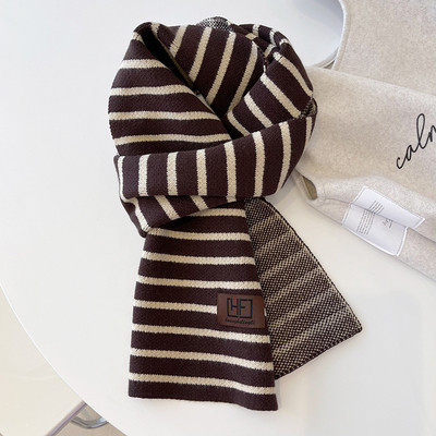 Νέο μοντέλο ριγέ κασκόλ με έμβλημα