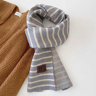 Νέο μοντέλο ριγέ κασκόλ με έμβλημα