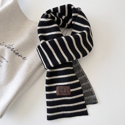 Νέο μοντέλο ριγέ κασκόλ με έμβλημα