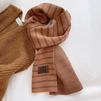 Νέο μοντέλο ριγέ κασκόλ με έμβλημα