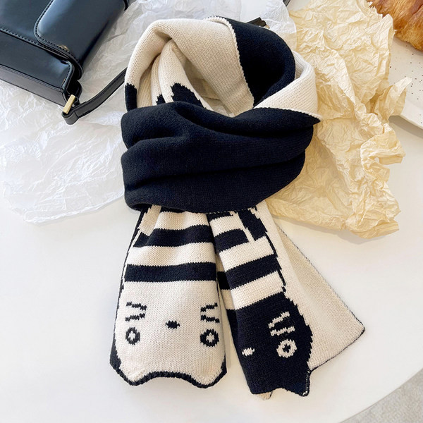 Плетен дамски шал с 3D елемент в черно-бял цвят