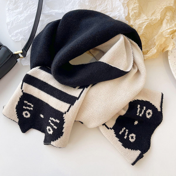 Плетен дамски шал с 3D елемент в черно-бял цвят